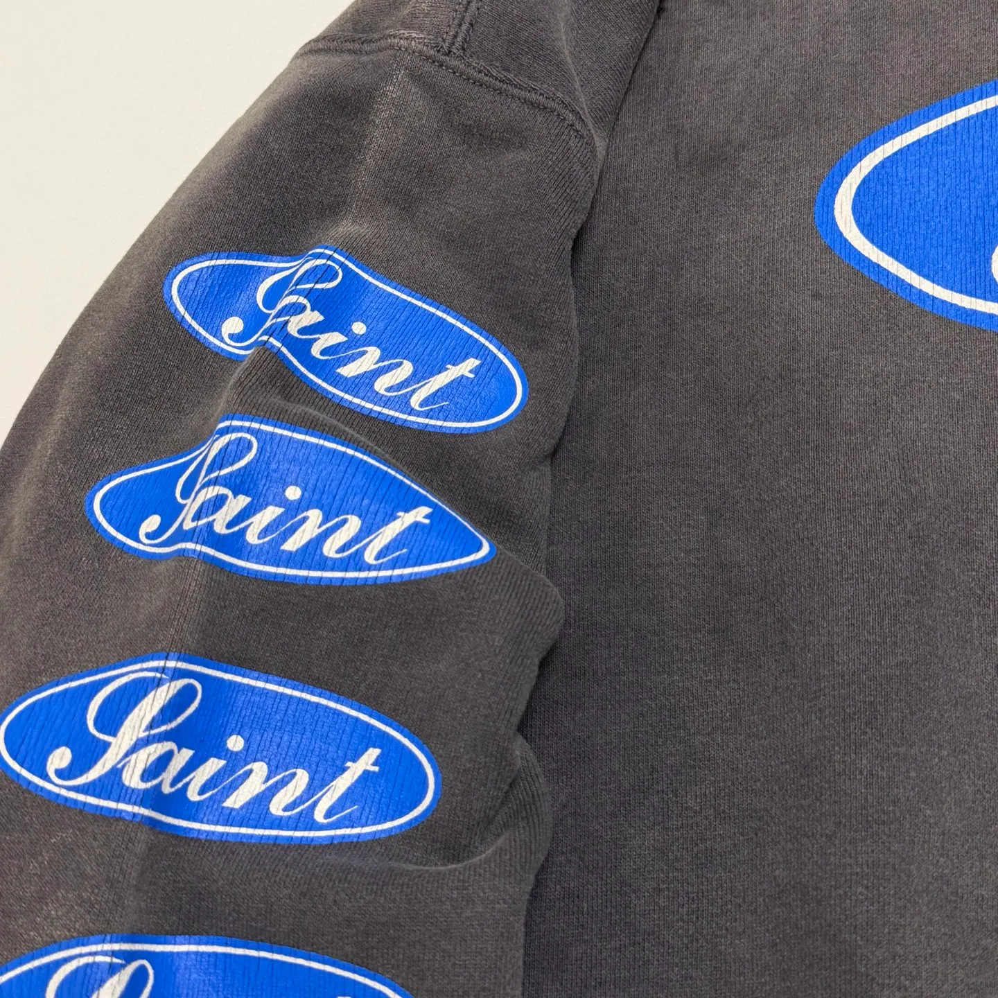 More details SAINT Mxxxxxx HOODIE/LOVE AMONG/BLK blue SAINT barrage slogan hoodie, washed black S-XL, the latest version, revised many times, the version is closer to the original version, and the street flavor is stronger! Heavy washing with water-sprayed fading process for stronger distressing effect. Handmade wormhole destruction treatment. Authentic level extreme distressed crack printing. The main mark and wash mark are all correct versions.